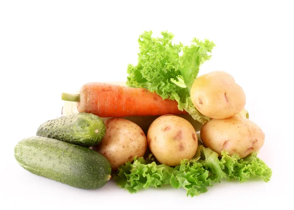 Foglie di insalata verde, cetriolo, patate e carote isolate su wh — Foto Stock