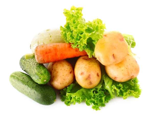 Zelený salát, brambory, okurky a mrkev izolovaných na bílém — Stock fotografie