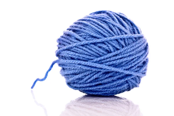 Bola azul de fio de lã isolado em branco — Fotografia de Stock