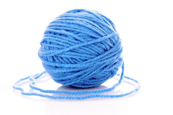 孤立在白色的羊毛线程的蓝色球 — 图库照片