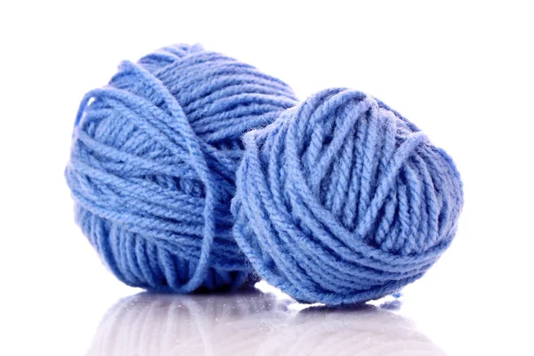 白で隔離される羊毛の糸の青のボール — ストック写真