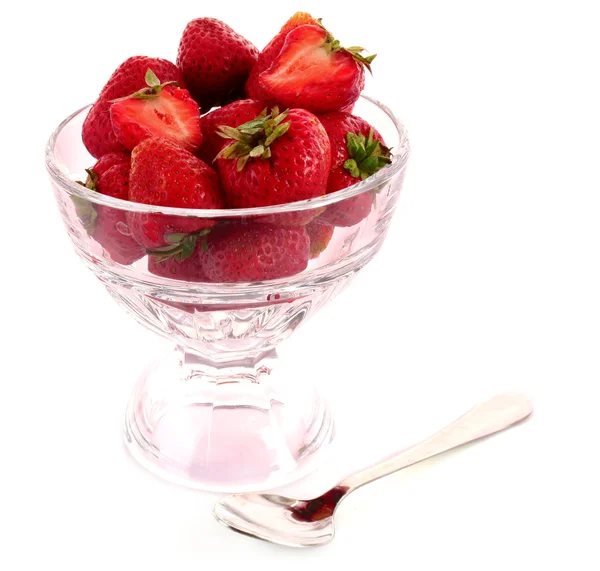 Fresas en taza aisladas en blanco — Foto de Stock