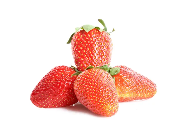 Enkele aardbeien op witte geïsoleerd — Stockfoto
