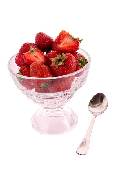 Aardbeien in cup geïsoleerd op wit — Stockfoto