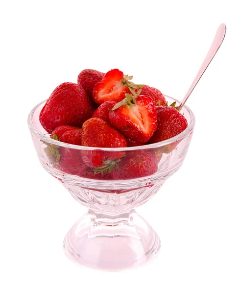 Aardbeien in cup geïsoleerd op wit — Stockfoto