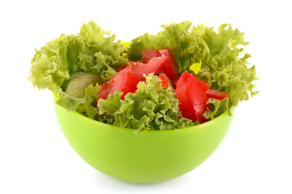Salada verde, pepino e tomate em prato verde isolado no whit — Fotografia de Stock