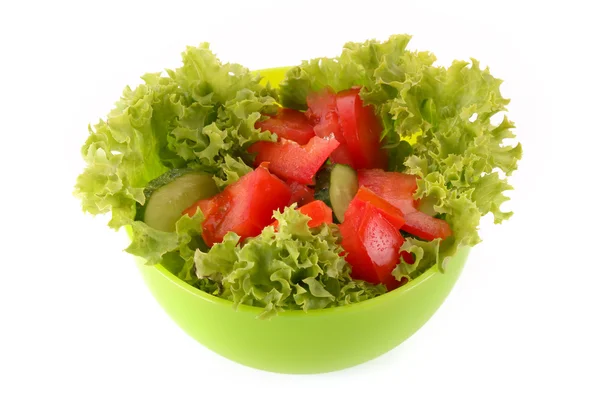 Zieloną sałatą, ogórek i pomidor w zielony talerz na białym tle na Zielone Świątki — Zdjęcie stockowe