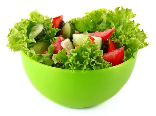 Groene salade, komkommer en tomaat in groene plaat geïsoleerd op whit — Stockfoto