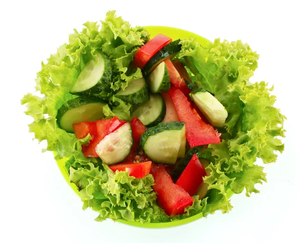 Zieloną sałatą, ogórek i pomidor w zielony talerz na białym tle — Zdjęcie stockowe
