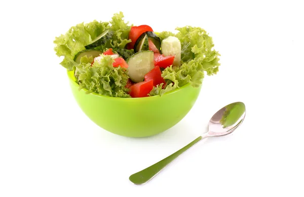 Groene salade, komkommer en tomaat in groene plaat geïsoleerd op whit — Stockfoto