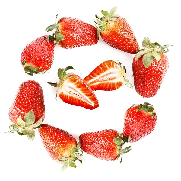 Jahody v kruhu a nakrájené jahody izolovaných na bílém — Stock fotografie
