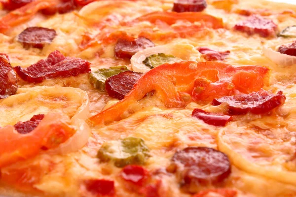 Smaker italiensk pizza over hvitt – stockfoto
