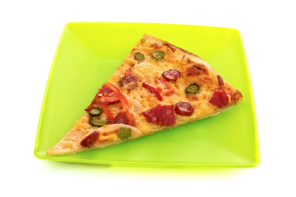 Pizza italiana saborosa em prato verde sobre branco — Fotografia de Stock