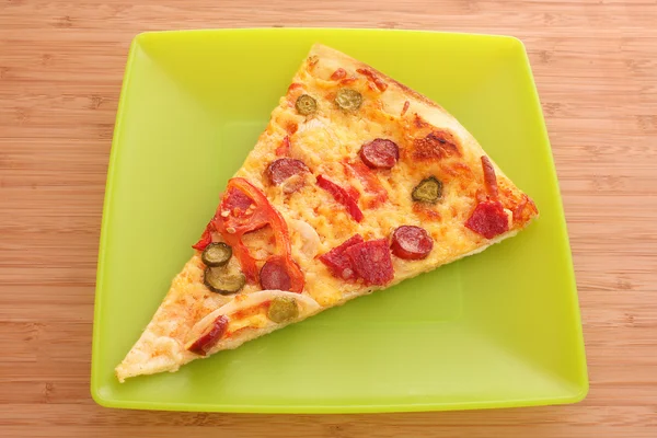 Pizza italiana saborosa em prato verde — Fotografia de Stock