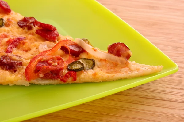 Sabrosa pizza italiana en plato verde — Foto de Stock