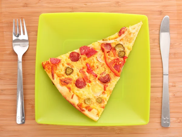 Lezzetli İtalyan pizza plaka üzerinde — Stok fotoğraf
