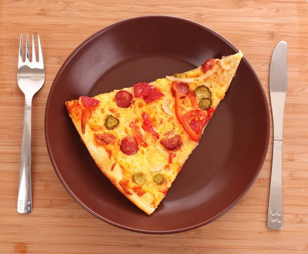 Вкусная итальянская пицца на тарелке — стоковое фото