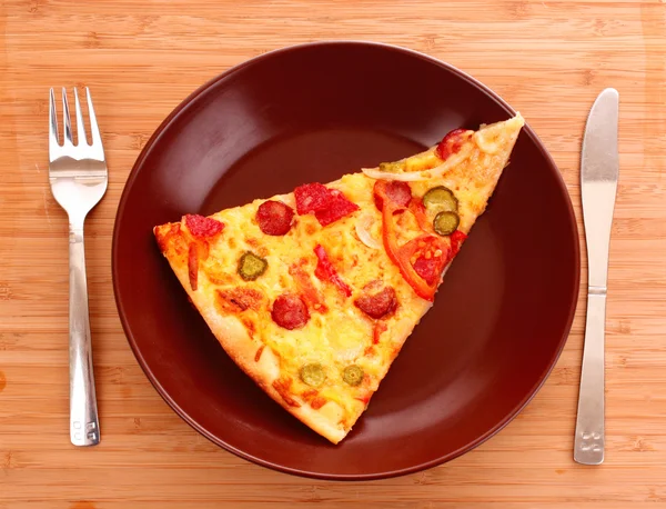 Smaczne włoskiej pizzy na talerz — Zdjęcie stockowe