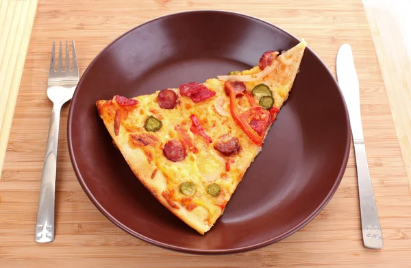 Smakelijke Italiaanse pizza op plaat — Stockfoto