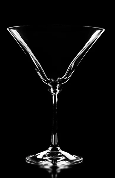 Silhouette en verre Martini sur fond noir — Photo