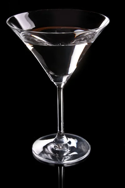 黑色背景上的马提尼酒杯 — 图库照片