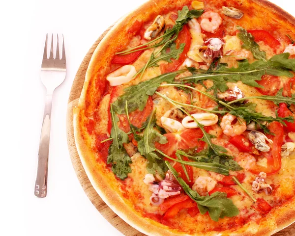 Pizza en vork geïsoleerd op wit — Stockfoto