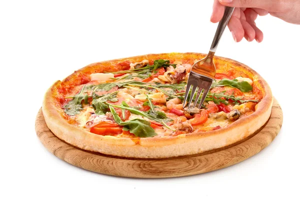 Alguien rebanando pizza aislada en blanco — Foto de Stock