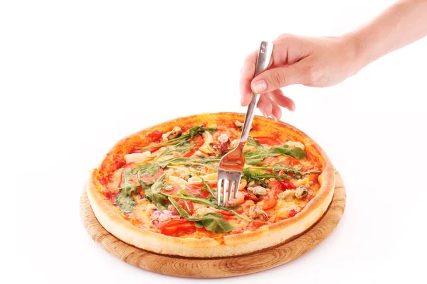 Quelqu'un tranchant une pizza isolée sur du blanc — Photo