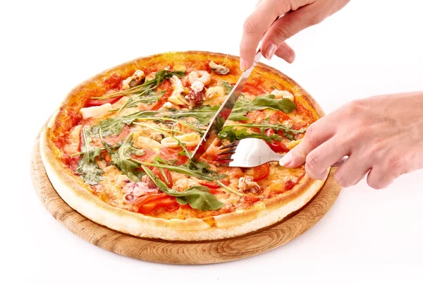 Jemand schneidet Pizza isoliert auf weiß — Stockfoto