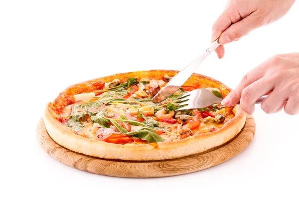 Alguém cortando pizza isolada em branco — Fotografia de Stock