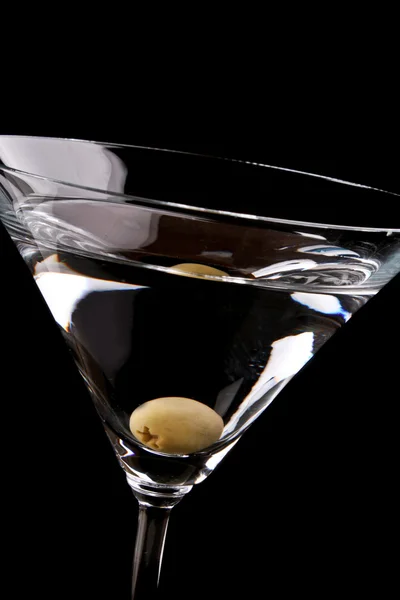 Martini cam siyah arka plan üzerine — Stok fotoğraf