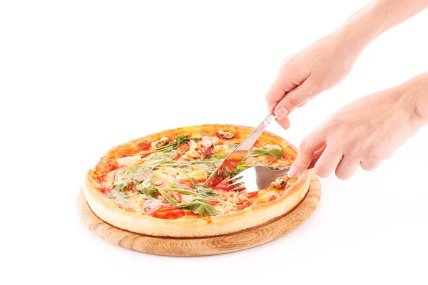 Iemand snijden pizza geïsoleerd op wit — Stockfoto