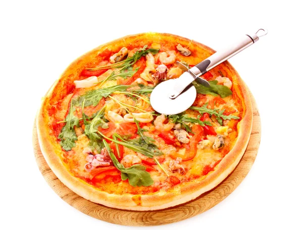 Смачна піца ізольована на білому — стокове фото