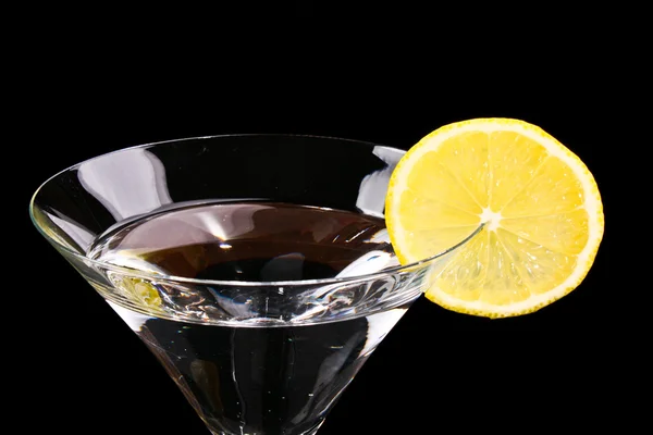Бокал мартини на черном фоне — стоковое фото