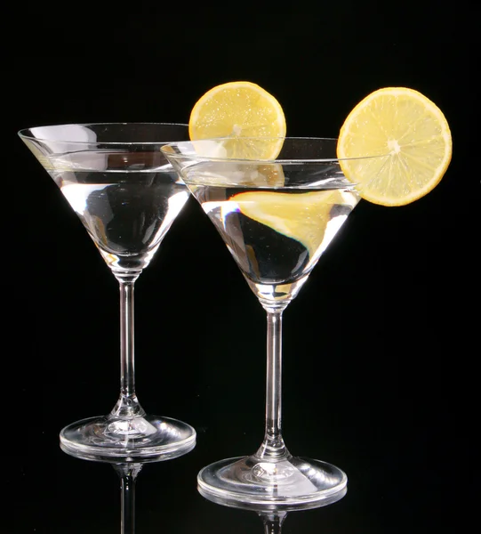 Martini gözlük siyah arka plan üzerine — Stok fotoğraf