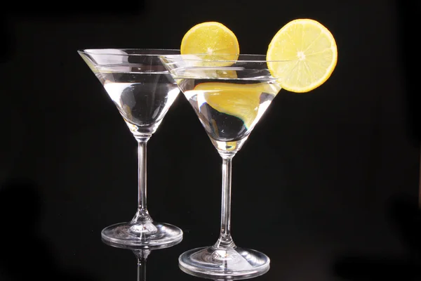 Martini szemüveg, fekete háttér — Stock Fotó