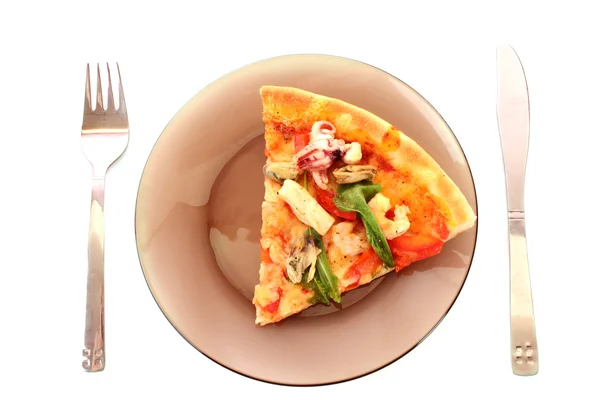 Pizza gustoasă izoaltată pe alb — Fotografie, imagine de stoc