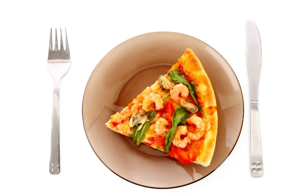 Välsmakande pizza isoalted på vit — Stockfoto