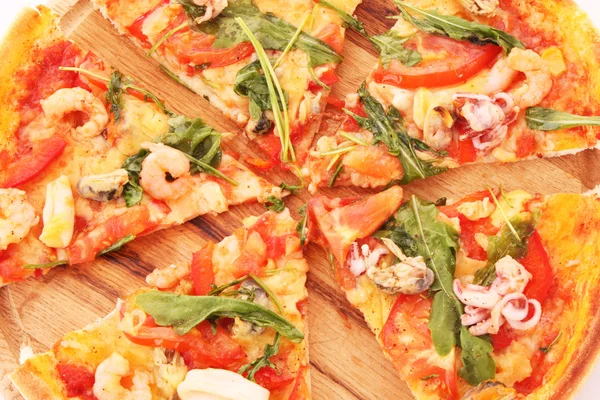 Pizza isoliert auf weiß — Stockfoto