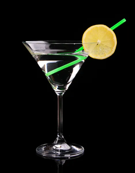 Martini-Glas auf schwarzem Hintergrund — Stockfoto