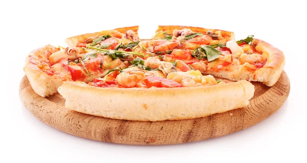 Pizza izolovaná na bílém — Stock fotografie