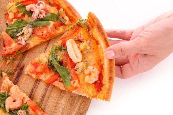 Hand och Pizza isolerade på vitt — Stockfoto