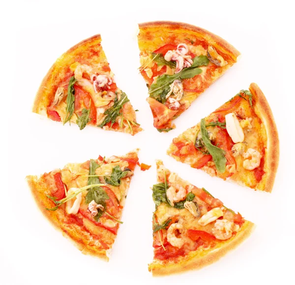 Pizza fatiada isolada em branco — Fotografia de Stock