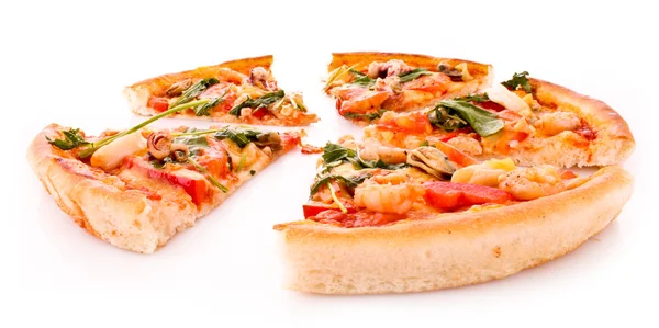 Aufgeschnittene Pizza isoliert auf weiß — Stockfoto