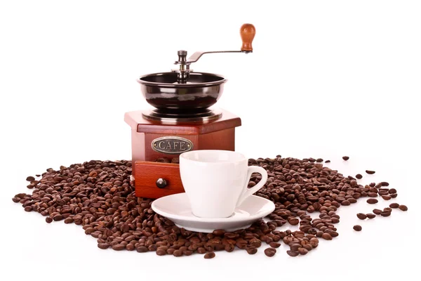 Moedor de café e xícara isolada em branco — Fotografia de Stock