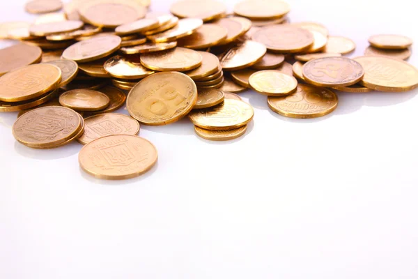Um monte de moedas isoladas em branco — Fotografia de Stock