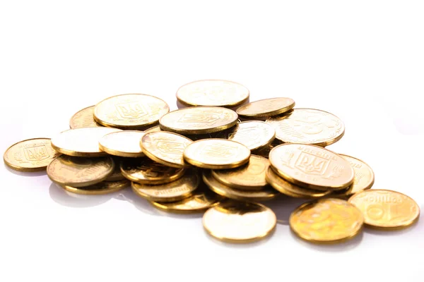 En hel del mynt isolerad på vit — Stockfoto