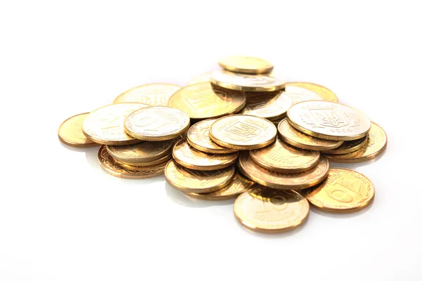 En hel del mynt isolerad på vit — Stockfoto