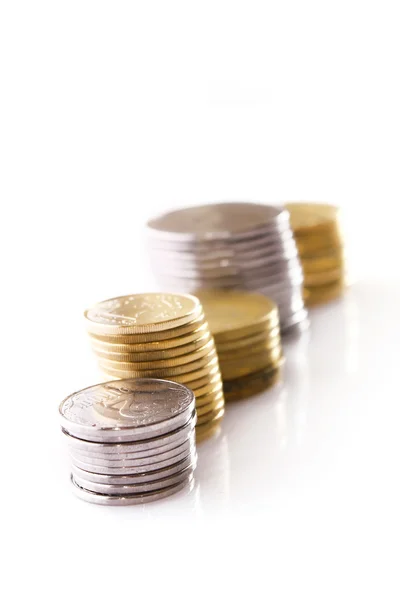 Veel munten in kolom geïsoleerd op wit — Stockfoto