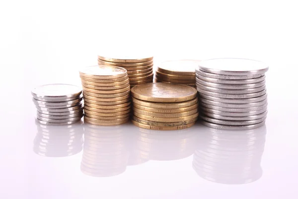 Багато монет у колонці ізольовано на білому — стокове фото